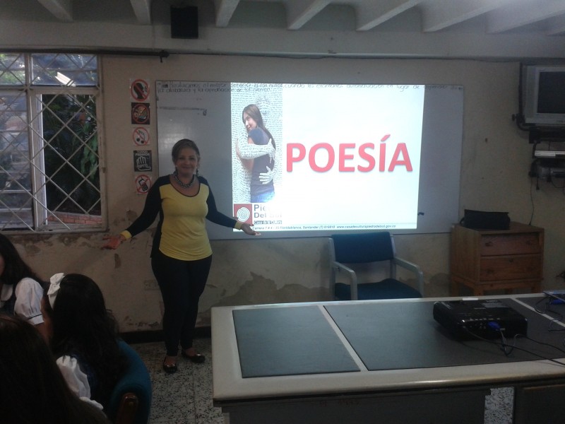 Tallerista Sonia Amado en sus clases de Literatura en los colegios
